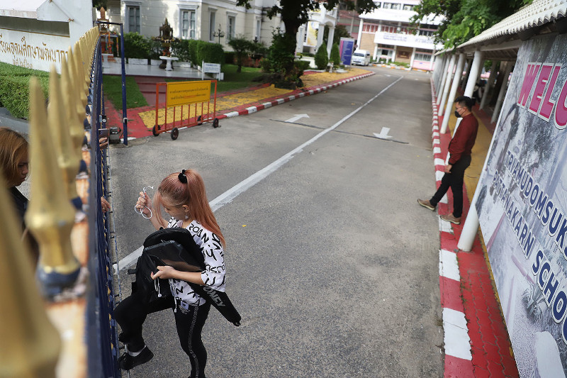 Школьница с окрашенными волосами требует от властей Таиланда права на образование
