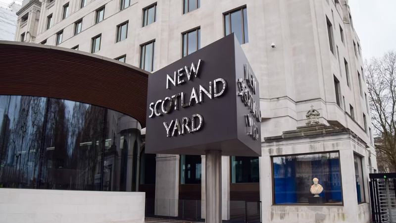 В Лондоне слушается дело полицейского, ударившего электрошокером 10-летнюю девочку