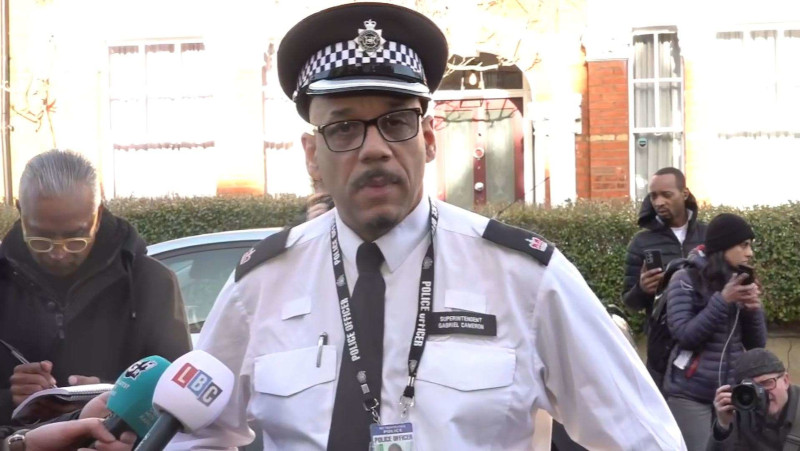 Полиция Лондона уже трое суток ищет мужчину, облившего щелочью женщину с детьми