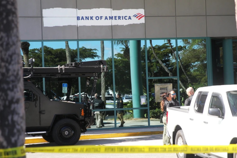 AP: полицейский снайпер застрелил грабителя банка во Флориде, взявшего заложников