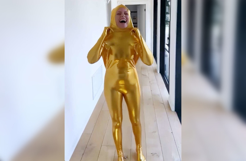 People: Элизабет Бэнкс отпраздновала свое 50-летие в «золотом костюме»