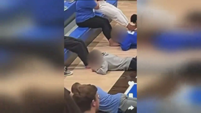 В средней школе Оклахомы школьники целовали ноги спонсорам во время «конкурса»