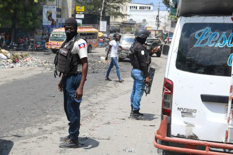 AP: полицейским Гаити после 5-часовой перестрелки удалось отбить у банд грузовое судно