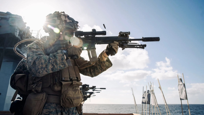The Telegraph: ВМС США опубликовали фото капитана, стреляющего с перевернутым прицелом