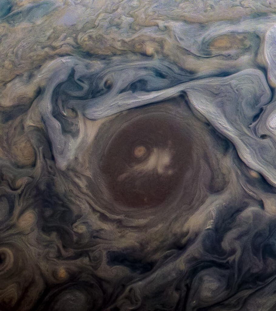 NASA поделилось снимками "столетнего шторма" на Юпитере